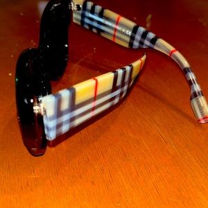 100% authentic Burberry sunglasses! Super cute cat eye frames! Zero damage